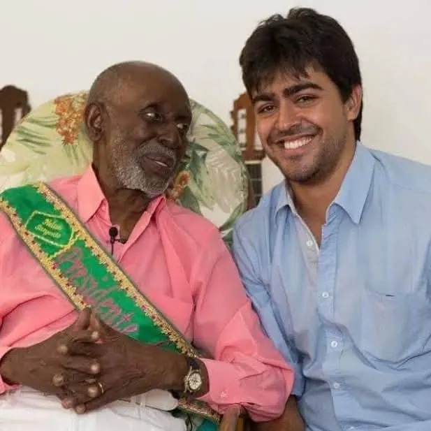 Emanuel Alencar com l&iacute;der comunit&aacute;rio