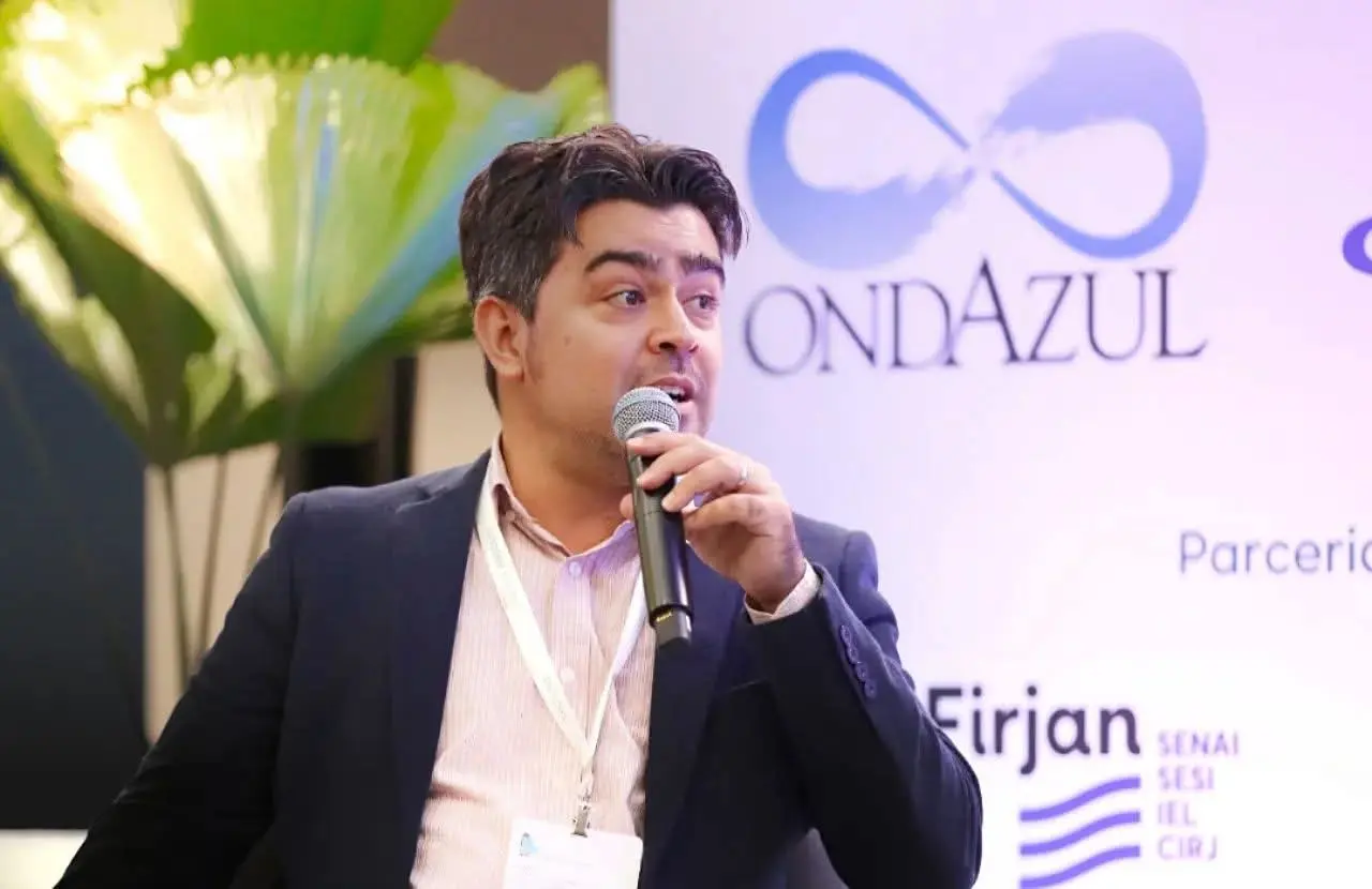 Emanuel Alencar em atividade comunit&aacute;ria