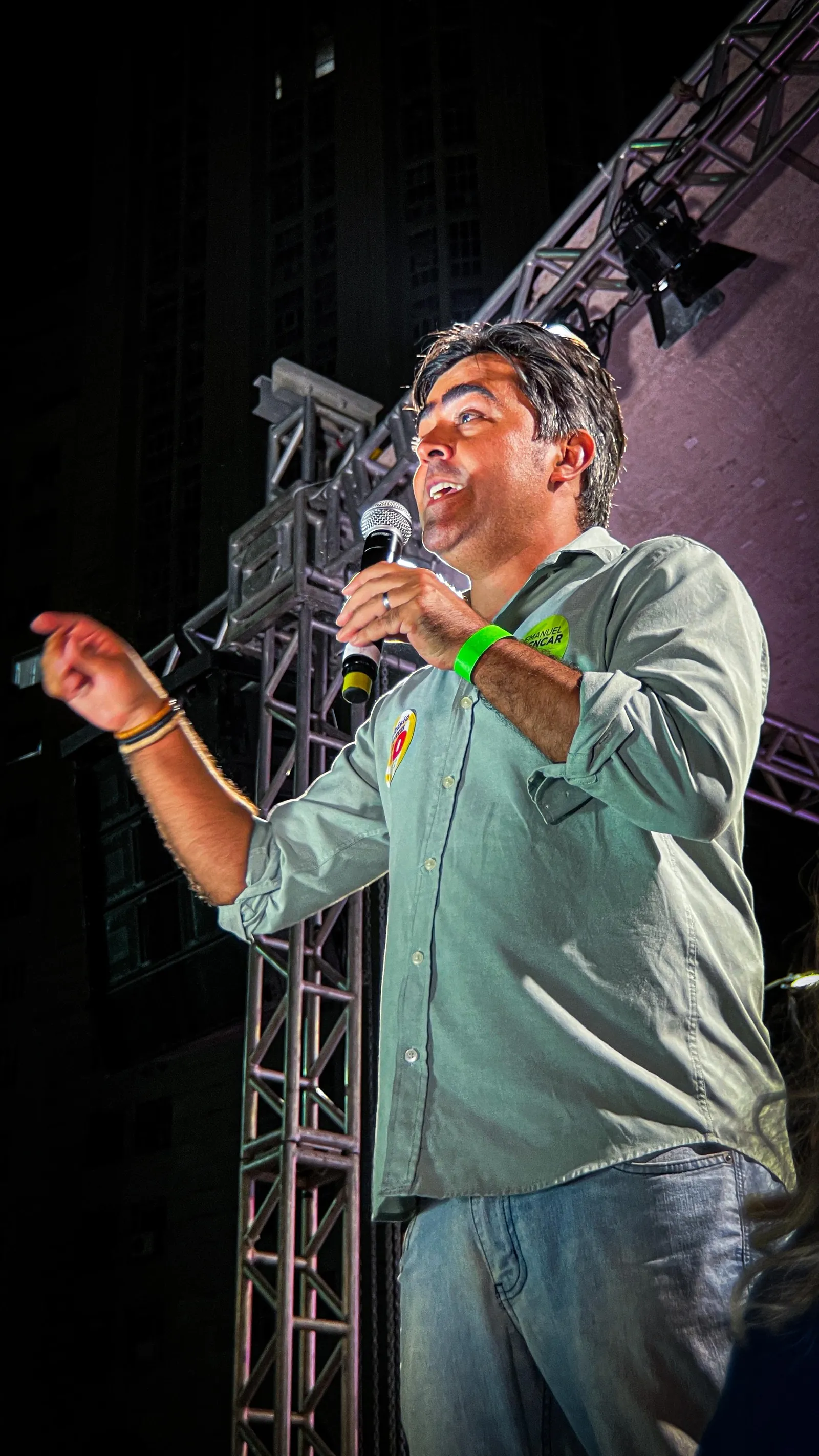 Emanuel Alencar discursando em evento