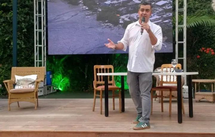 Emanuel Alencar em palestra com tel&atilde;o