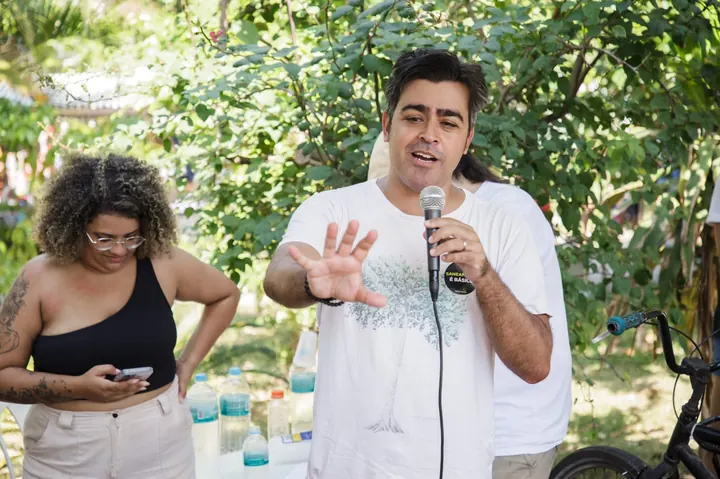 Emanuel Alencar falando em evento ao ar livre sobre saneamento