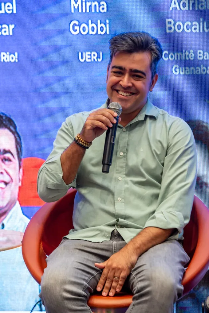 Emanuel Alencar sorrindo em debate
